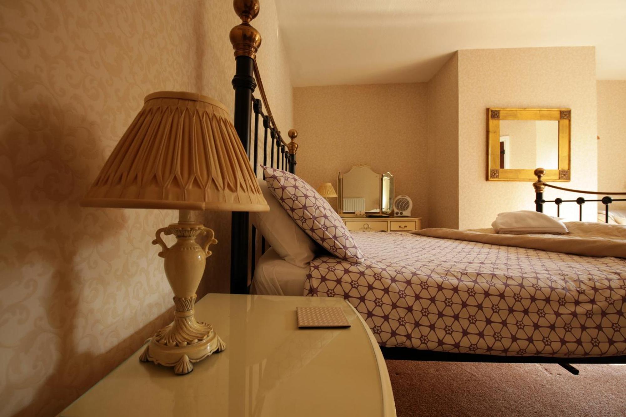 Отель Fitzwarine House Whittington Экстерьер фото