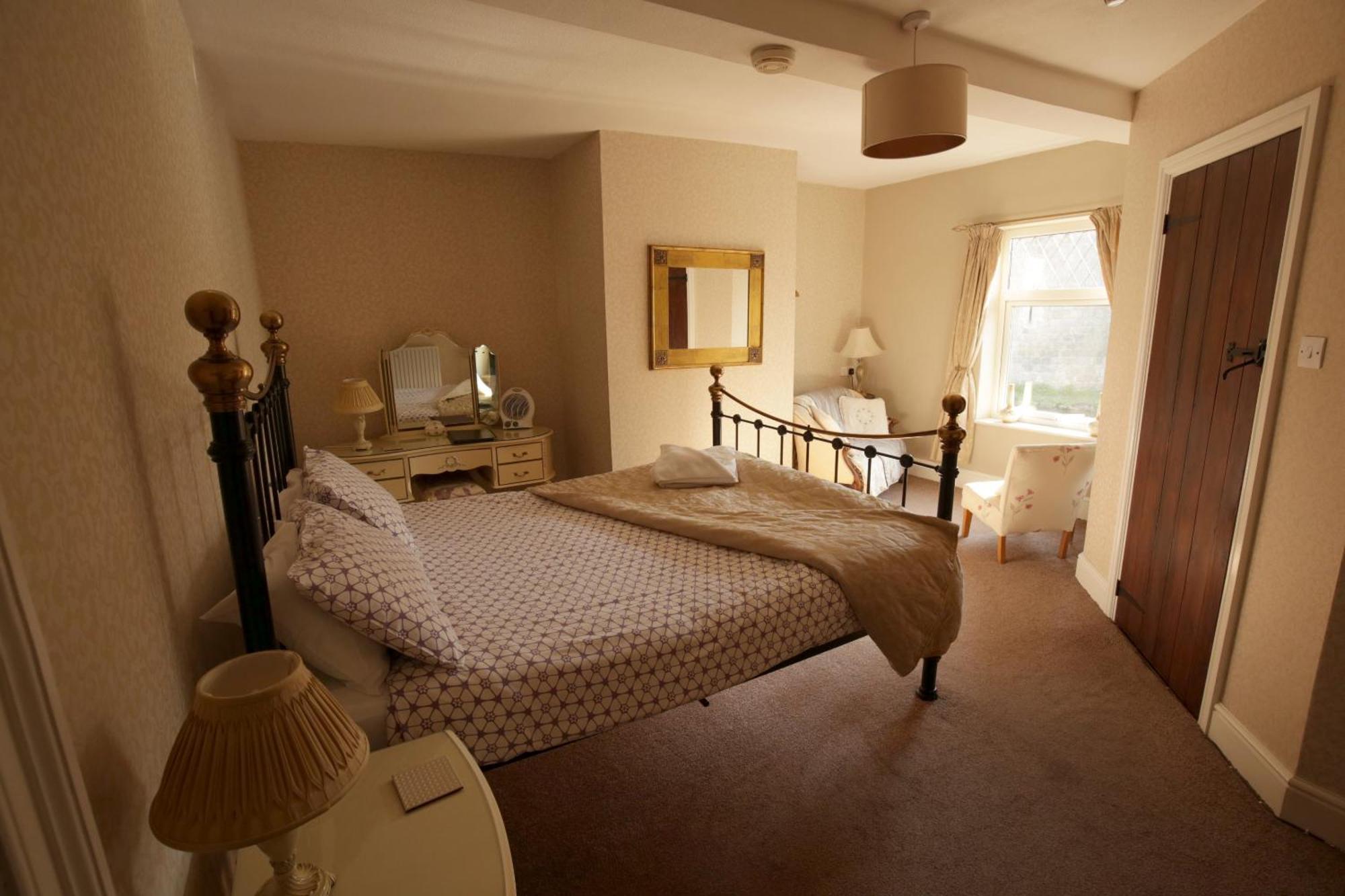 Отель Fitzwarine House Whittington Экстерьер фото