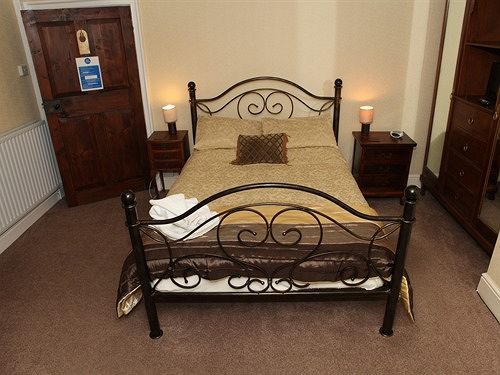 Отель Fitzwarine House Whittington Экстерьер фото